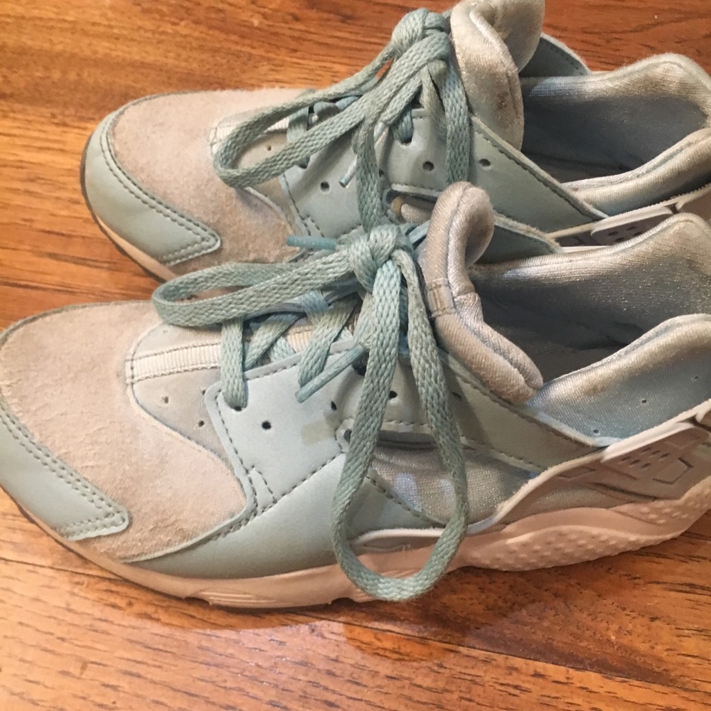Tennis shoes